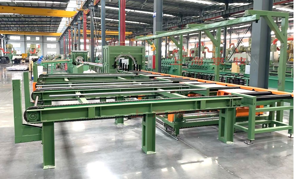 鋼管上料架、碼垛成六角形、捆扎機(jī)、端頭纏繞膜、管身整體纏繞編織帶、捆端頭覆膜